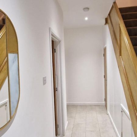 Shm Stays Leicester. Newly Renovated!! 15 Min Drive From City Centre, University. 9 Min Drive To Leicester City Stadium, 5 Min Drive To M1 & M69. 2 Min Walk To Bus Stop. Exteriör bild