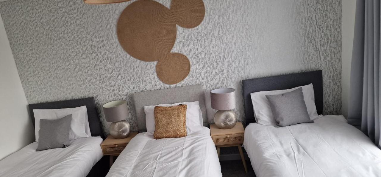 Shm Stays Leicester. Newly Renovated!! 15 Min Drive From City Centre, University. 9 Min Drive To Leicester City Stadium, 5 Min Drive To M1 & M69. 2 Min Walk To Bus Stop. Exteriör bild